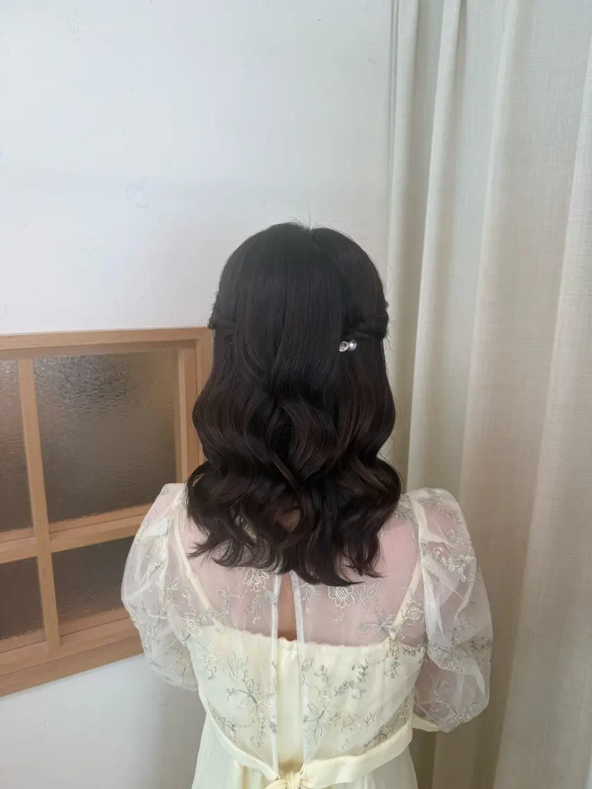 ミディアム ヘアアレンジ 成人式 ハーフアップ 結婚式・ブライダル デート 卒業式のヘアスタイル 褒められヘアメイク /‎ボブ女子🐶みおのヘアスタイル