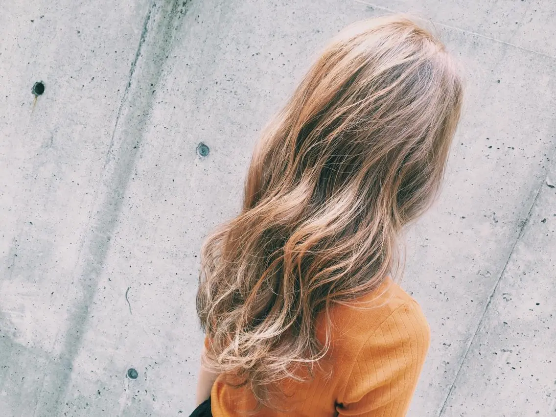 セミロング カラー 白髪に寄り添う美容師 オギノミワコですのヘアスタイル