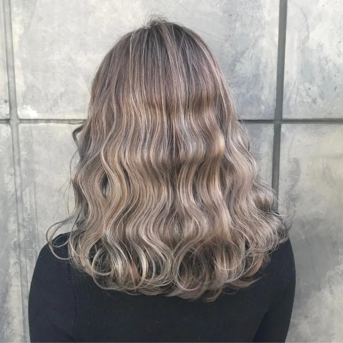 セミロング カラー アッシュ ホワイトアッシュ タンバルモリ ヨシンモリ ムルギョル巻き K-POP好き美容師 🇰🇷Kai.Yのヘアスタイル