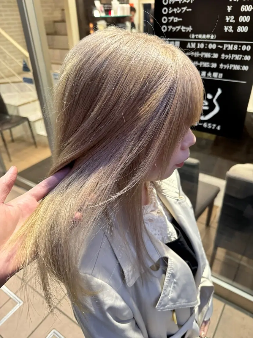 ロング カラー ヘアアレンジ 切りっぱなしボブ ベージュカラー ブリーチ デザインカラー ダブルカラー カット ヘアカラー トリートメント 目黒 碧人のヘアスタイル
