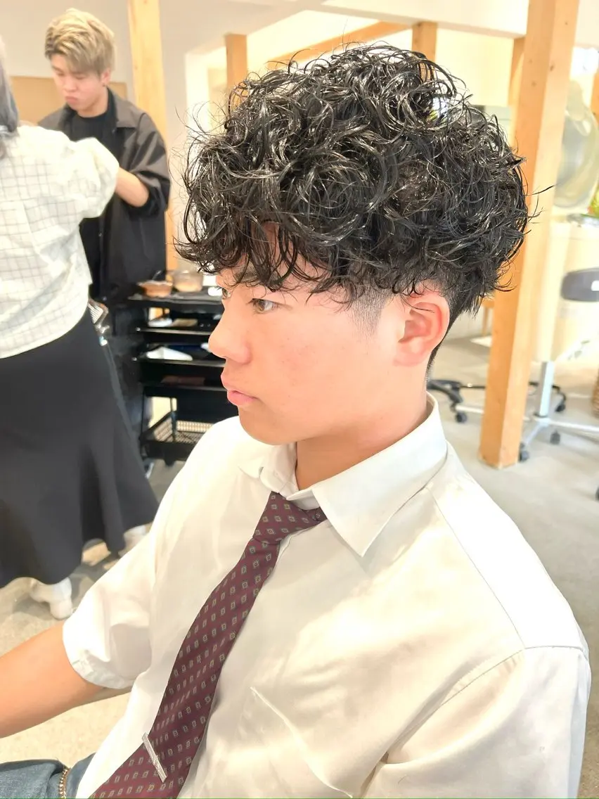 ミディアム パーマ メンズ ミディアムパーマ マッシュ メンズパーマ プードルパーマ プードルパーマ 服部 雄輝のヘアスタイル