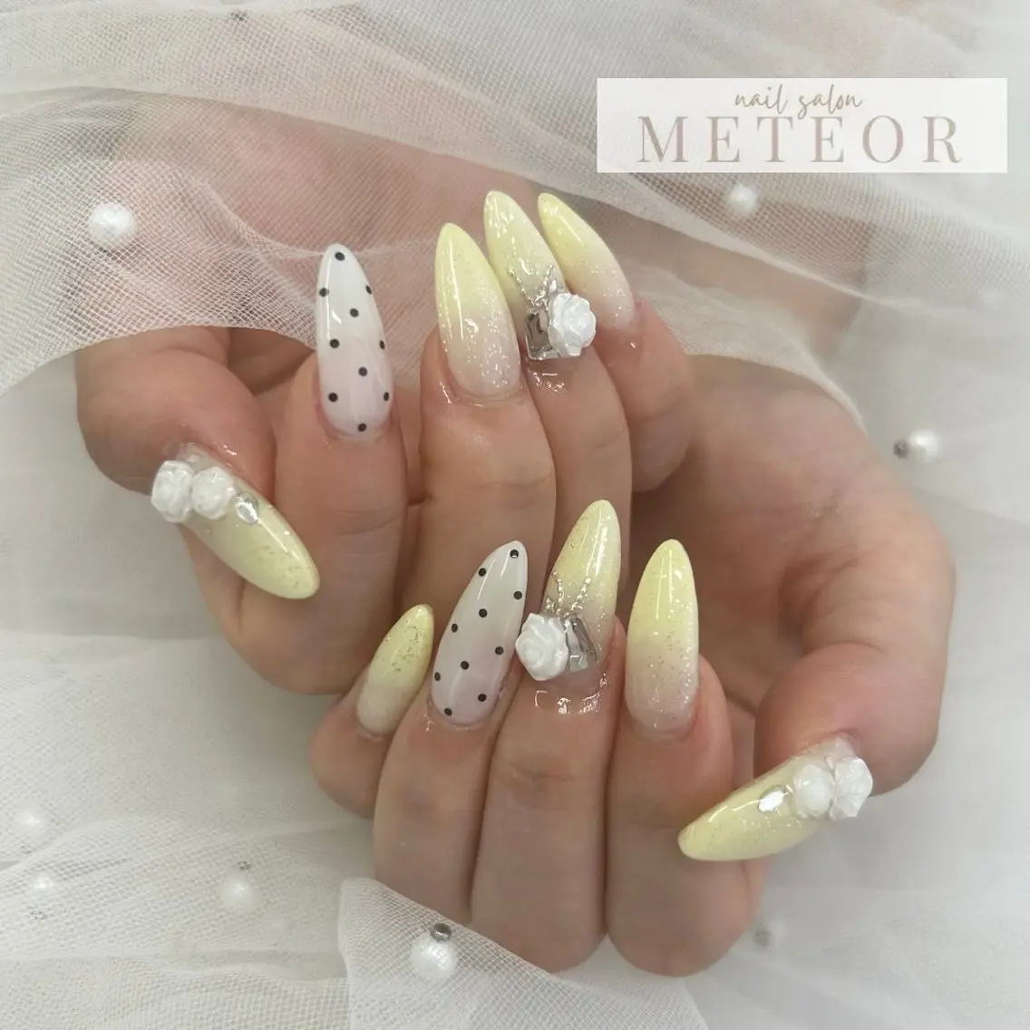 ネイル ドット グラデーション 黄色 METEOR💫 staffのネイルデザイン