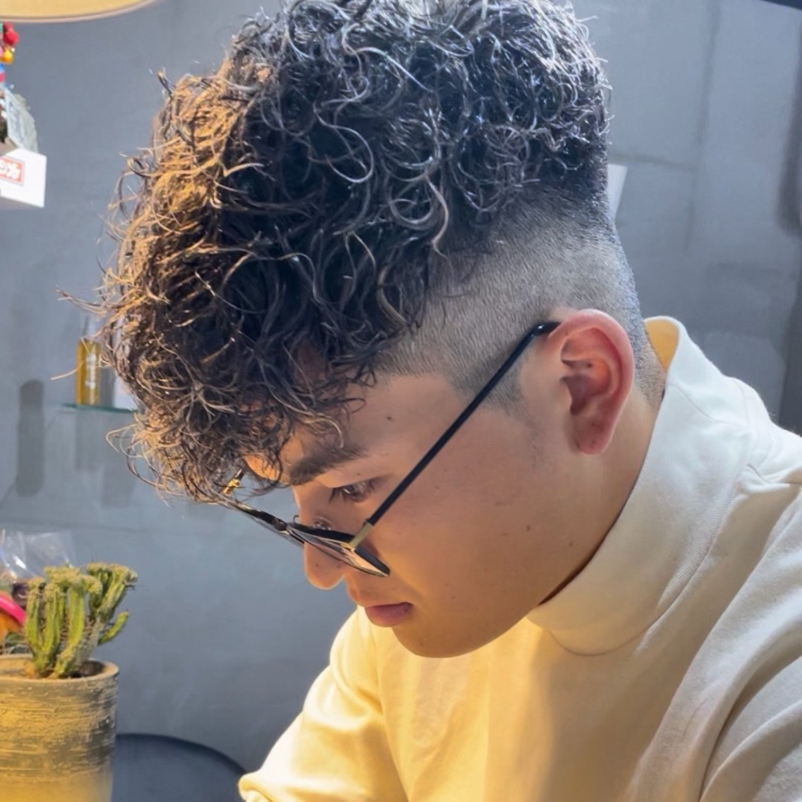 カラー パーマ メンズ フェードカット メンズメッシュ メンズパーマ スペインカール メッシュ カット ヘアカラー パーマ トリートメント 角田 凌のヘアスタイル