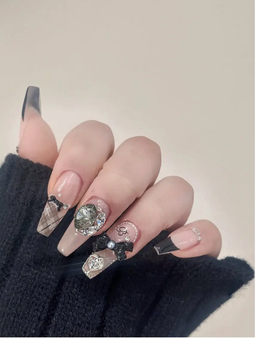 ネイル キラキラネイル マグネットネイル ミラーネイル ニュアンスネイル 春ネイル ハンドネイル Lyna 池袋のネイルデザイン