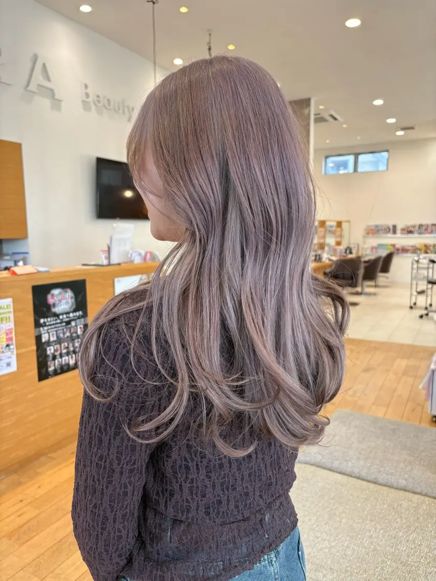 ロング カラー ベージュカラー ダブルカラー ラベンダーカラー ラベンダーベージュ ヘアカラー モトキ カラー/ヘッドスパのヘアスタイル