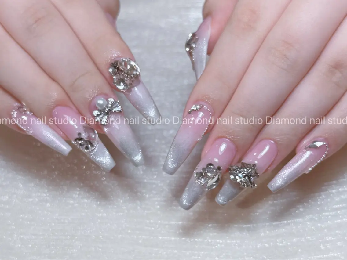ネイル アートネイル オーロラネイル フラッシュネイル ガーリー キラキラネイル ハンドネイル Una NAILMANAMIのネイルデザイン