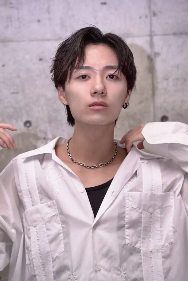 ミディアム メンズ ミディアムパーマ メンズブリーチ センターパート フェードカット メンズパーマ メンズサロン kiyoのヘアスタイル