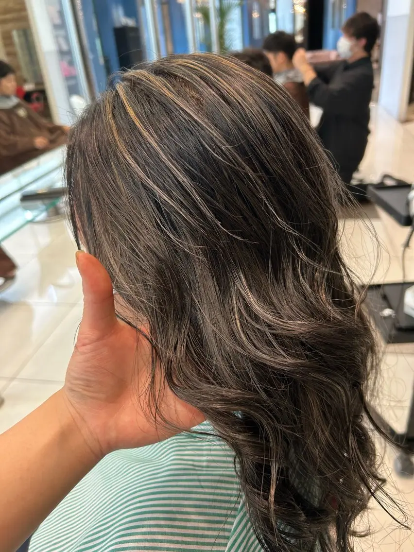 ロング カラー ハイライトカラー ハイライト 海外カラー白髪ぼかし ティファニーサユリのヘアスタイル