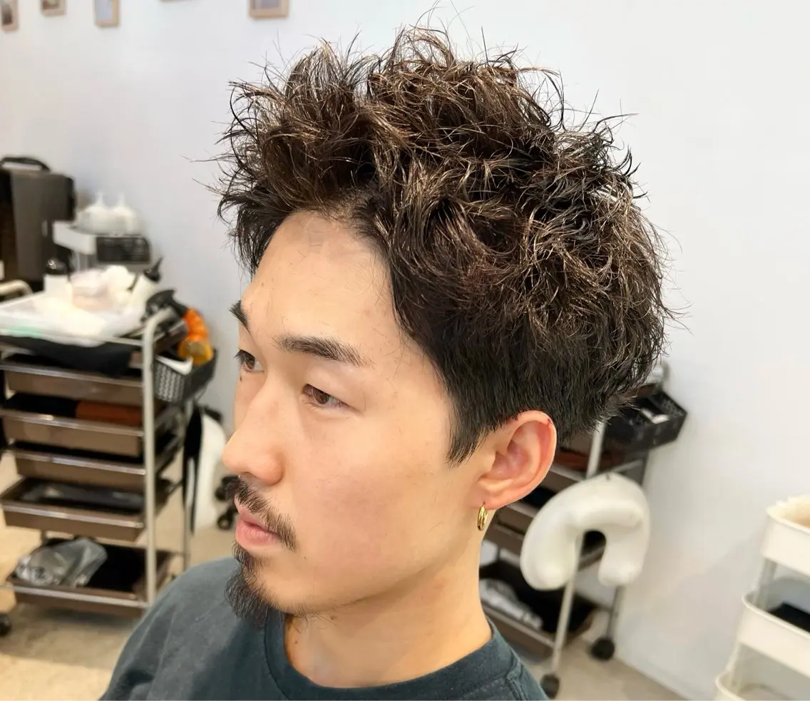 ショート パーマ メンズ メンズパーマ スパイキーショート ツイストスパイラルパーマ ショートヘア スパイラルパーマ 服部 雄輝のヘアスタイル
