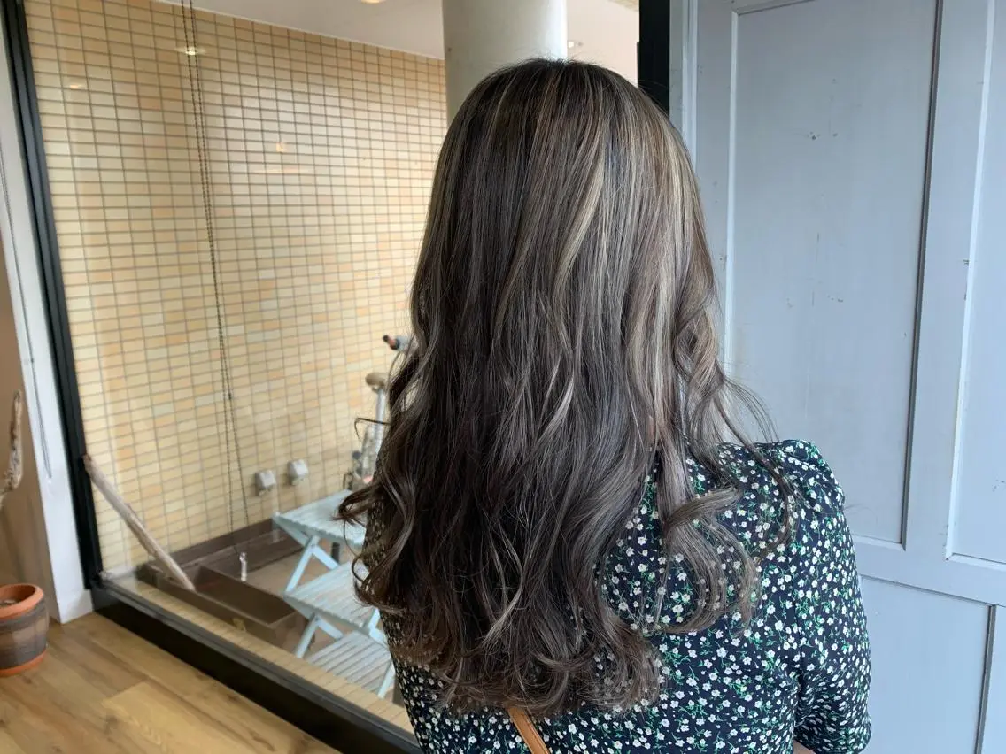 ロング カラー グレージュ ハイライトカラー ハイライト ヘアカラー トリートメント ツキダテ ユイのヘアスタイル