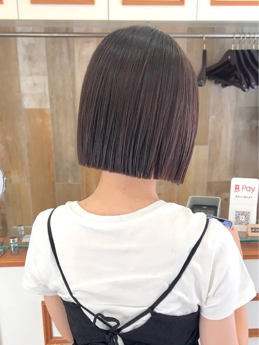 ショート カラー ぱつっとボブ/ 小野あかねのヘアスタイル