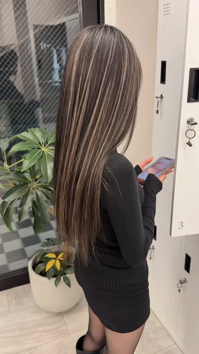 ロング ヘアカラー 🥥ハイライトカラー MIYU🤎のヘアスタイル