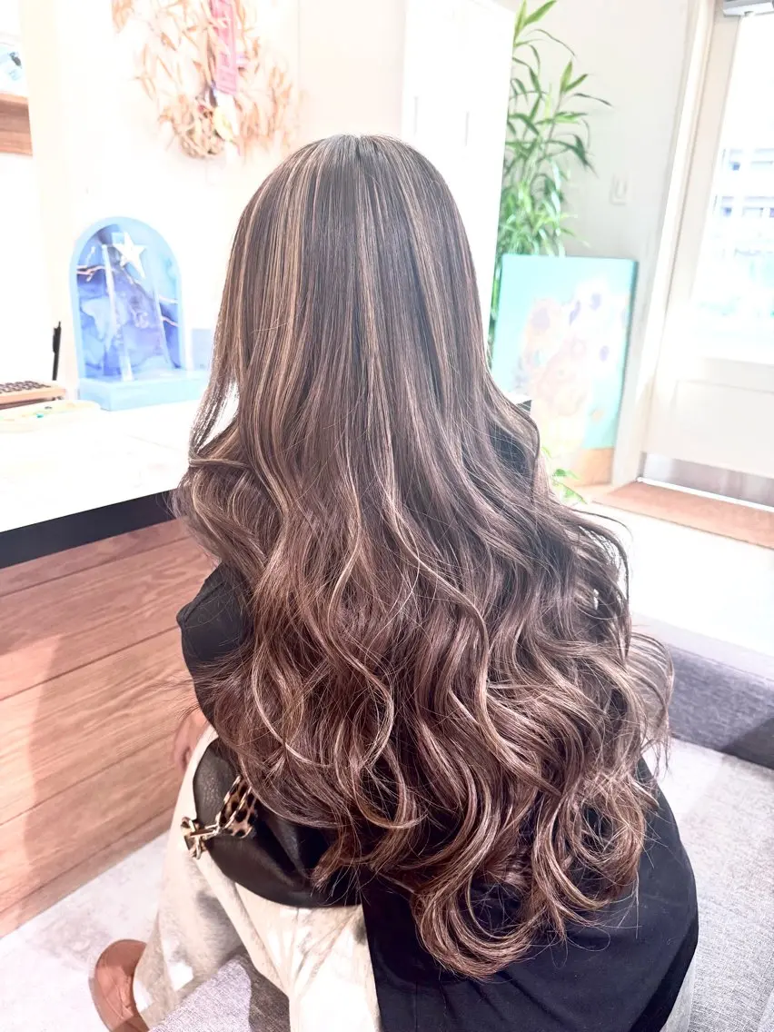 ロング カラー ハイライトカラー ハイライト 福井 珠乃のヘアスタイル
