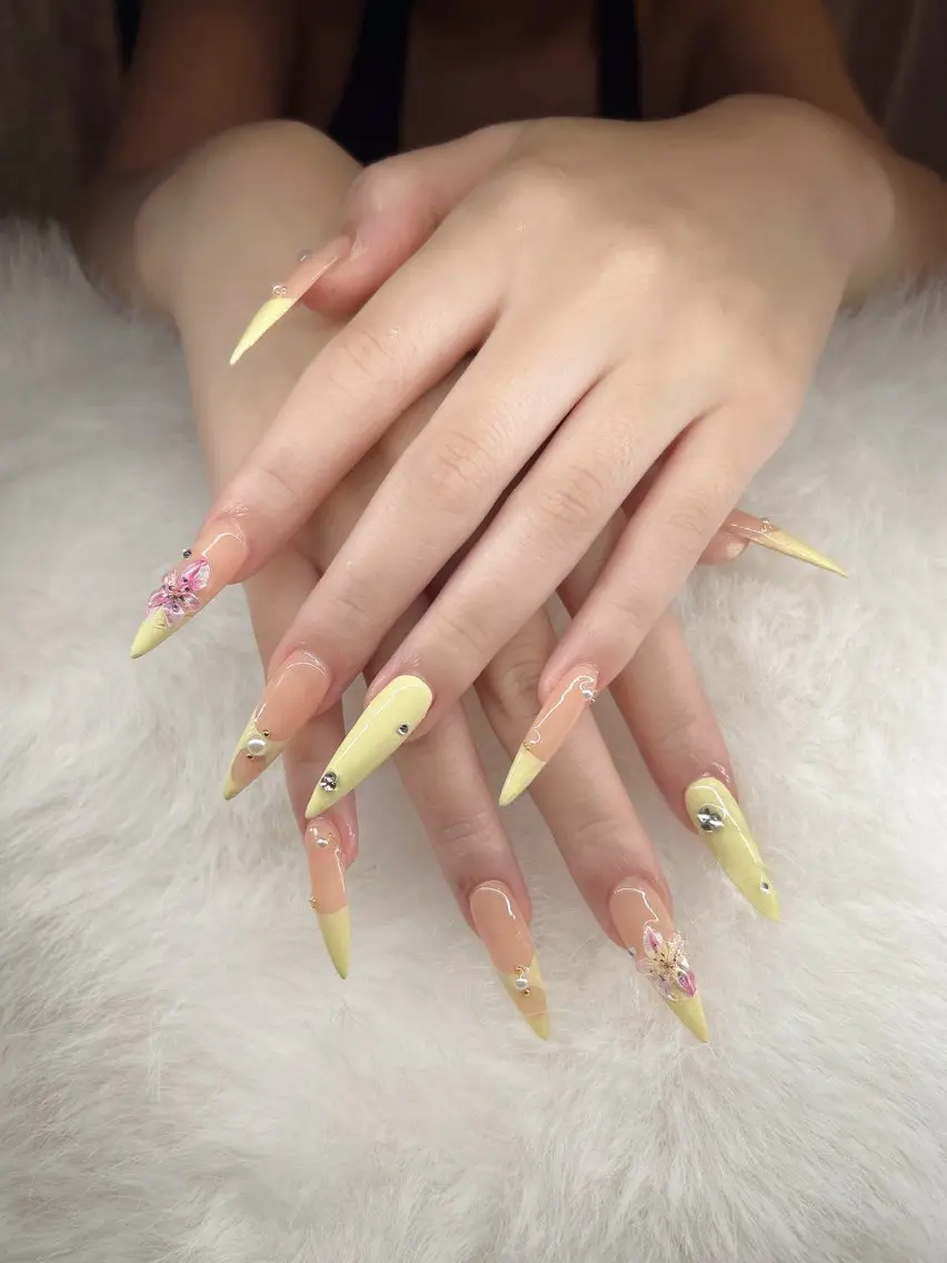 ネイル フレンチネイル ロングネイル ストーンネイル 黄色 れでぃん nail❤︎のネイルデザイン