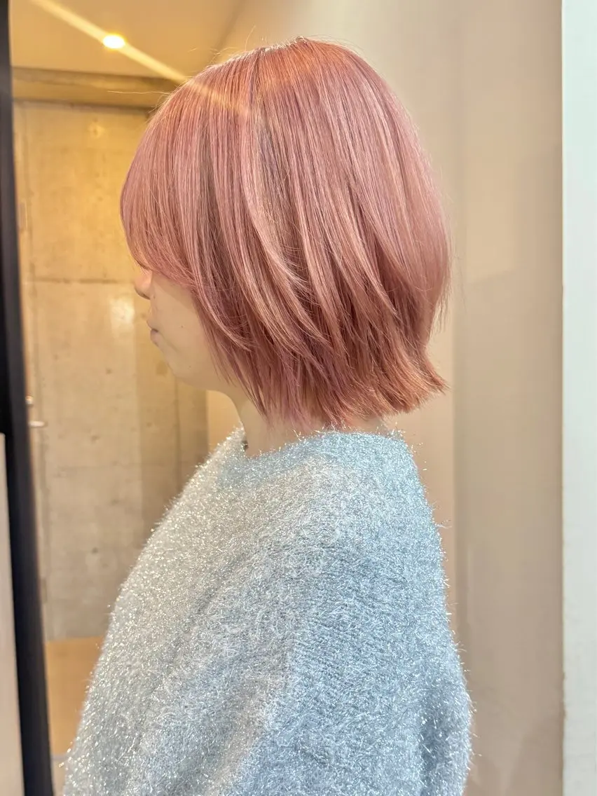 ショート カラー ベージュカラー ピンクカラー ピンクベージュ 切りっぱなしボブ/ ブリーチカラー/大塚のヘアスタイル