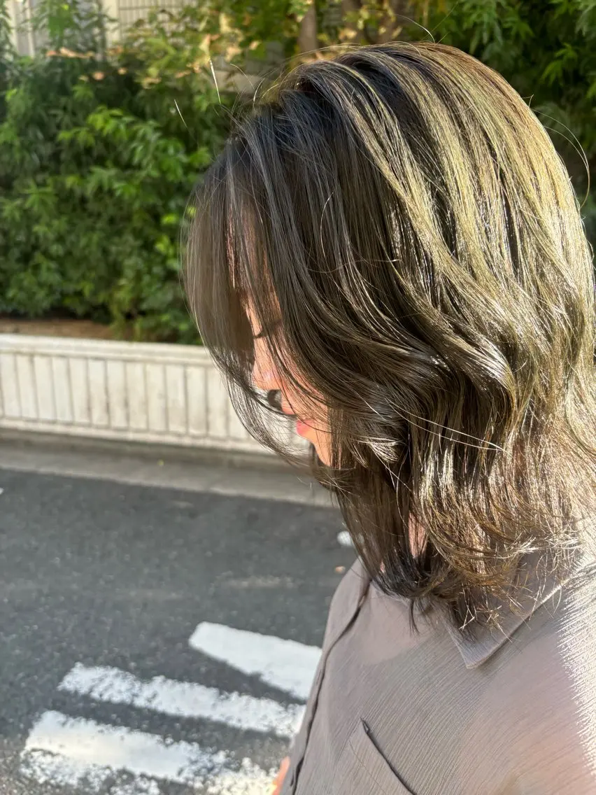 ミディアム カラー ミディアムレイヤー オリーブグレー レイヤーカット カット ヘアカラー トリートメント Ayano＿ Jill francのヘアスタイル