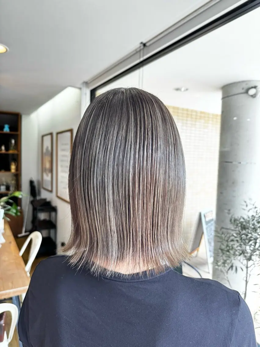 ミディアム カラー グレージュ ヘアカラー トリートメント ツキダテ ユイのヘアスタイル