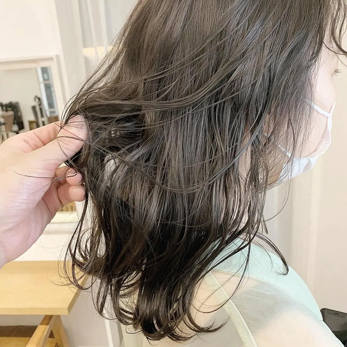 ミディアム カラー ネイル ハイトーンボブ 前田 表参道　グレージュのヘアスタイル