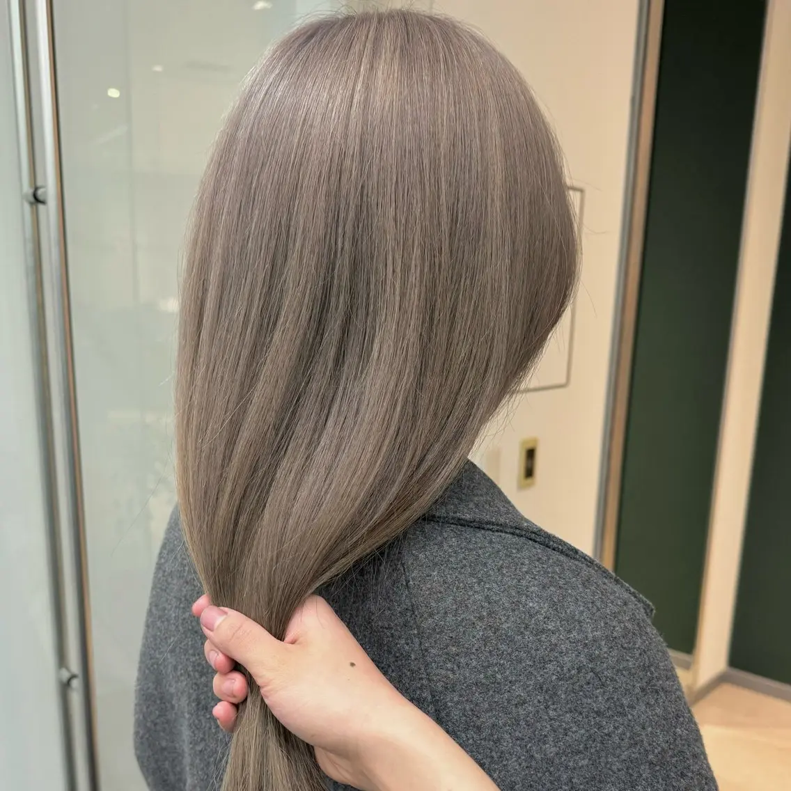 ロング カラー ブリーチ グレージュ ひなた あゆみのヘアスタイル