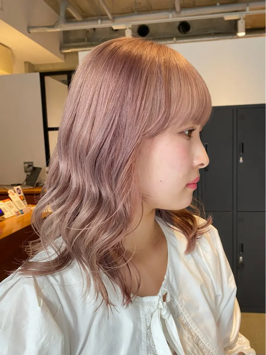 ミディアム カラー ベージュカラー ブリーチ ピンクカラー ピンクベージュ ベージュカラー🐑 レイヤー🤎塚原優芽のヘアスタイル
