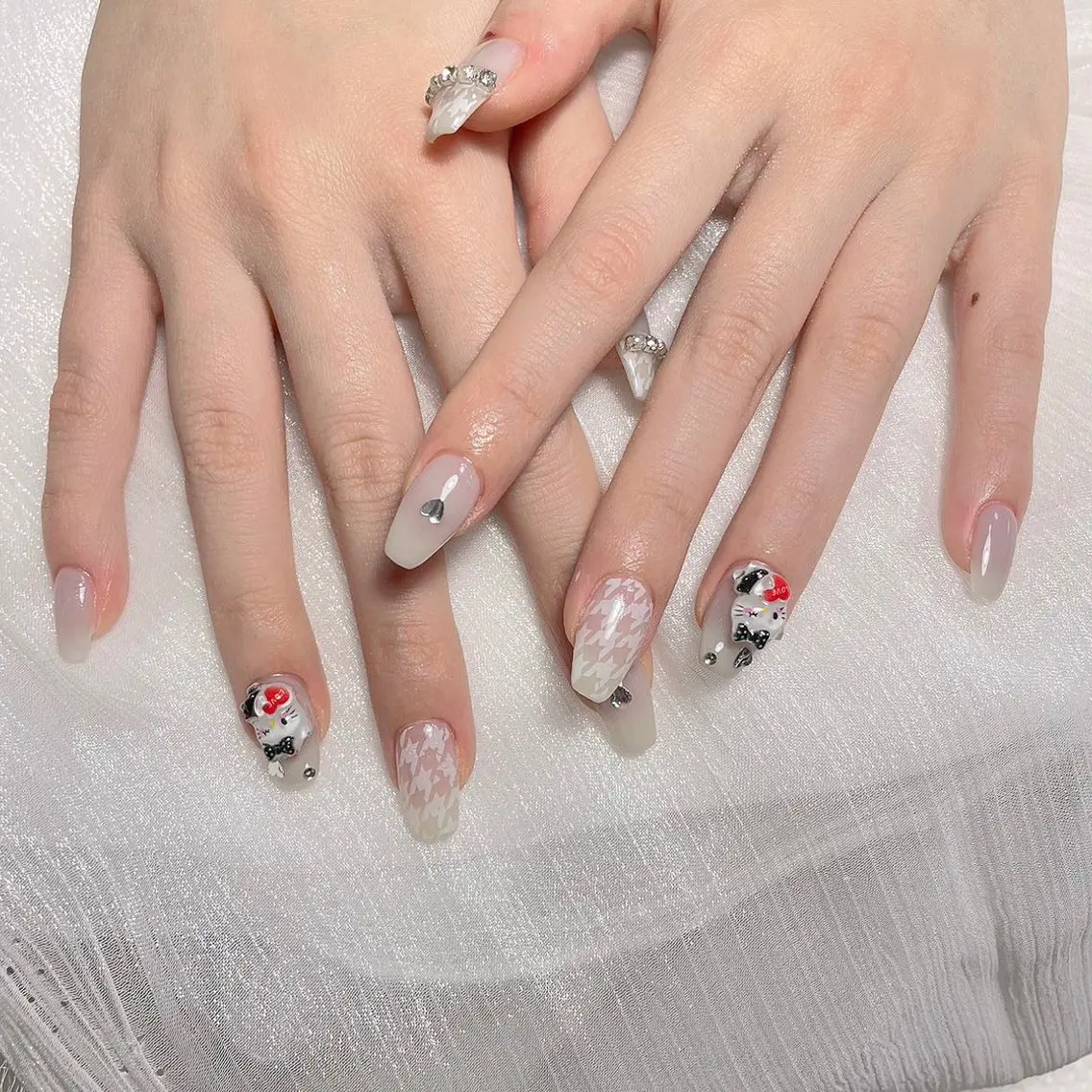 ネイル オーロラネイル チークネイル フレンチネイル ジェルネイル ガラスフレンチ ハンドネイル ハンドケア Nail Jolieのネイルデザイン