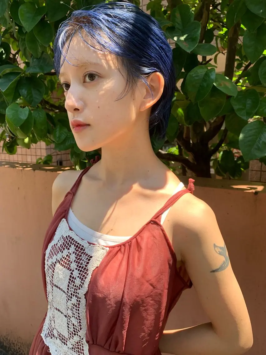 ショート カラー ブルーカラー オカモト ハルカのヘアスタイル