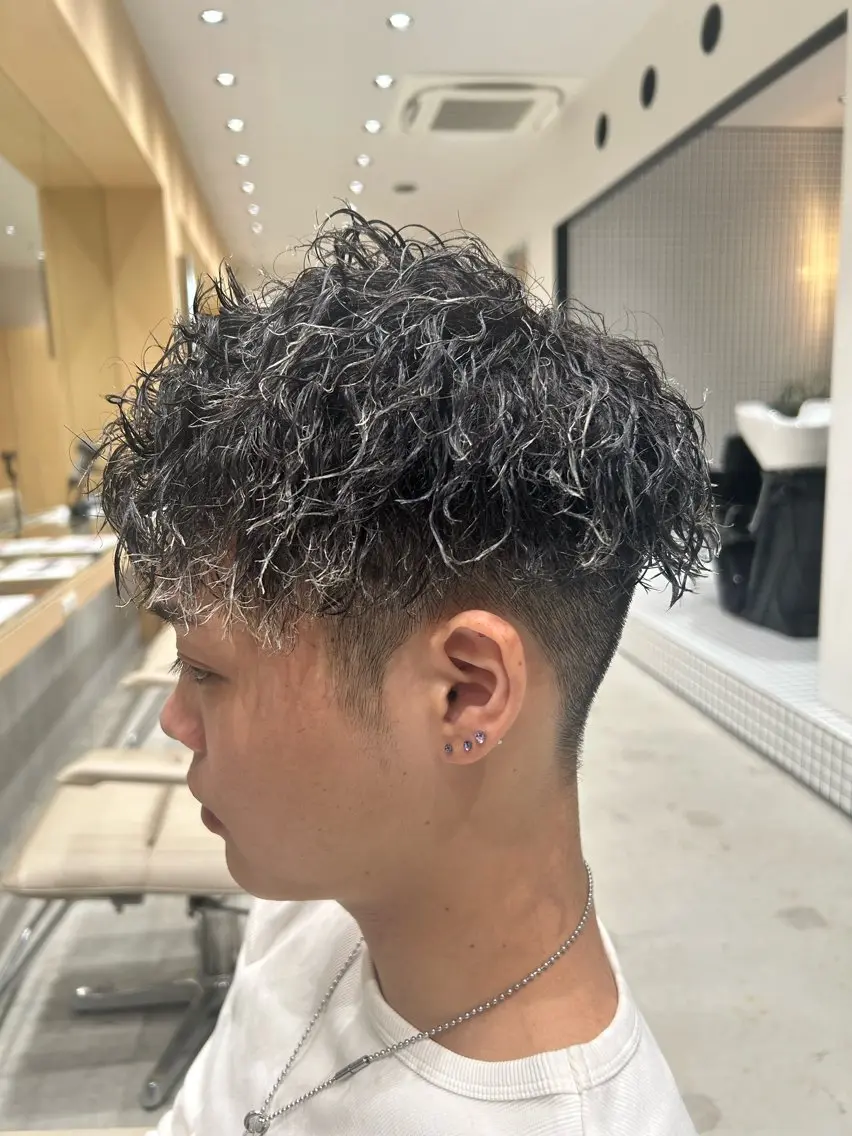 パーマ メンズ フェードカット メンズパーマ メンズツイストパーマ ツイストパーマ 🐲ツイスパ🐲 フェード/龍のヘアスタイル