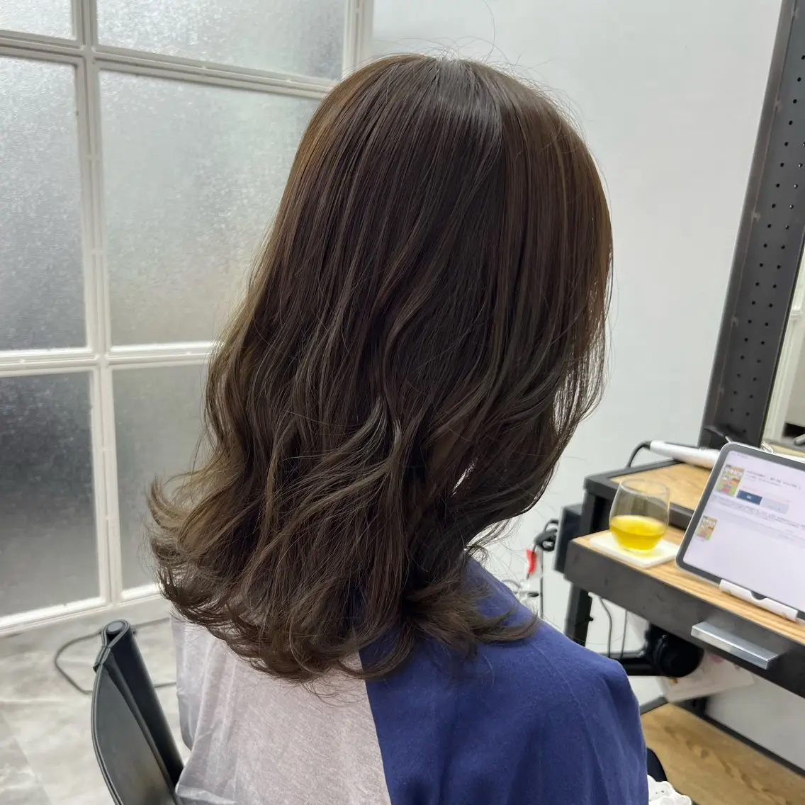 ミディアム アッシュ アッシュグレー カット ヘアカラー トリートメント 岸下 理緒のヘアスタイル