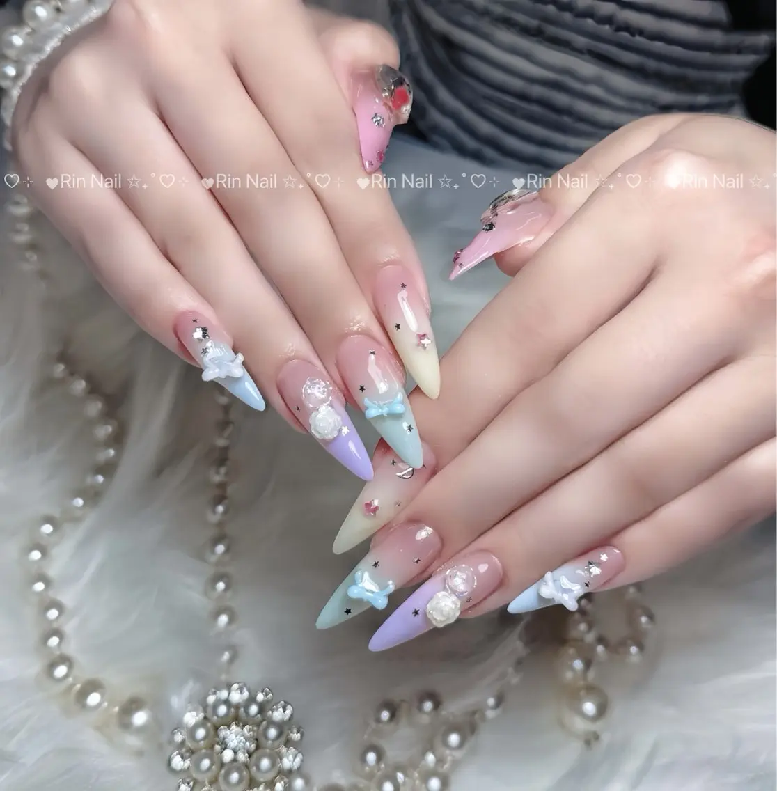 ネイル ブルー フラッシュネイル フラワーネイル ホログラムネイル キラキラネイル ハンドネイル Rin Nail 新大久保店のネイルデザイン