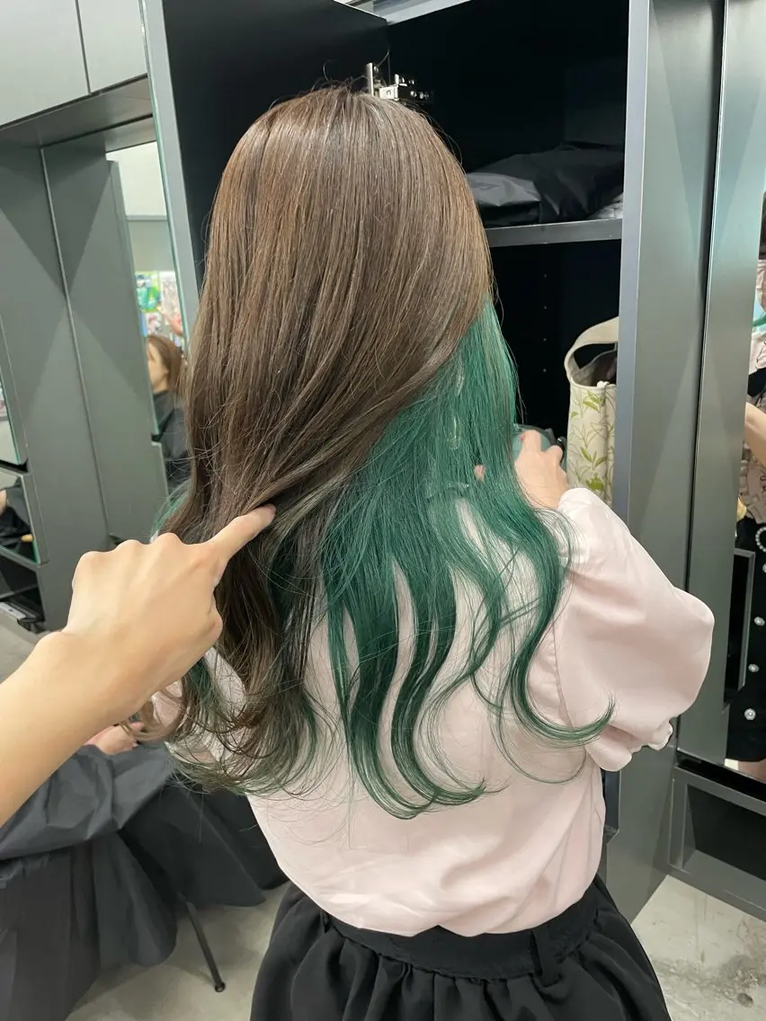 ロング カラー インナーカラー 推し ブリーチ 髪質改善のヘアスタイル