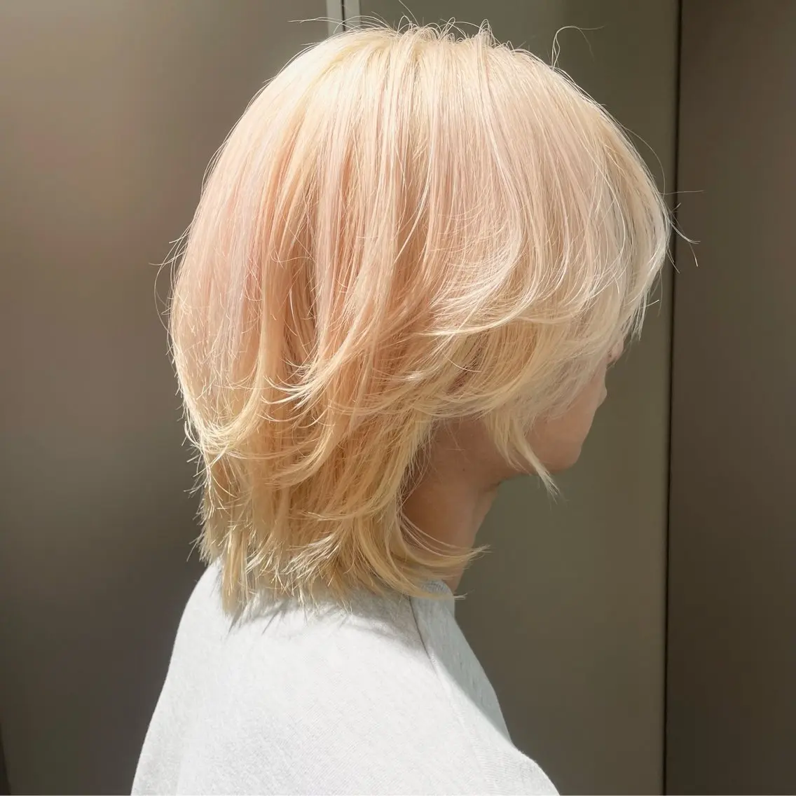 ミディアム カラー ブリーチ ブロンド ハイトーンカラー ホワイトブロンド ヘアカラー オザキクウガ/ ブリーチ/髪質改善のヘアスタイル