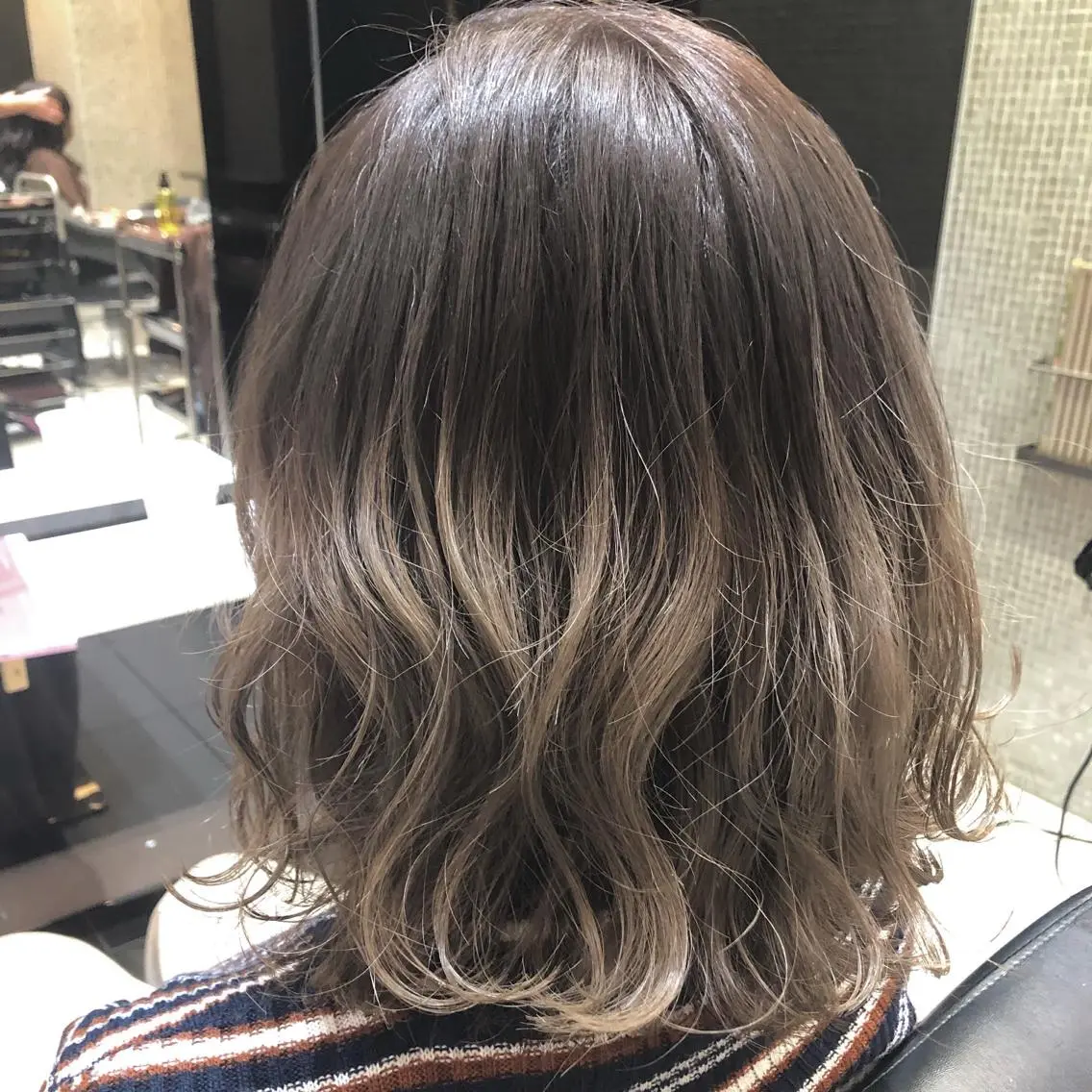 ミディアム カラー グラデーションカラー グレージュ 女性リピ90%🍨 🩷佐藤みずきのヘアスタイル
