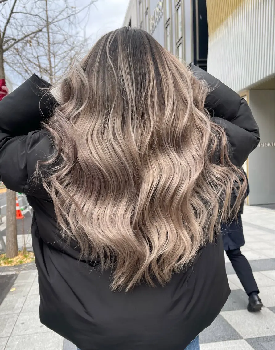 ロング カラー バレイヤージュ ブリーチ レイヤーカット 西宮ハイトーンカラー ひらり💜のヘアスタイル