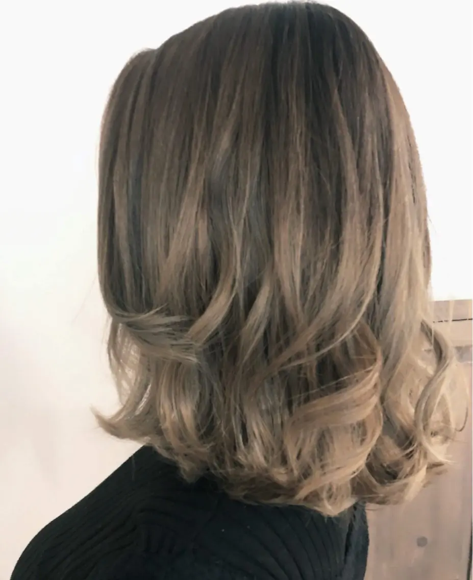 ミディアム 松野 奈月のヘアスタイル