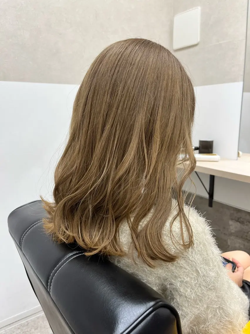 ミディアム カラー ベージュカラー ブリーチ ミルクティーベージュ ヘアカラー トリートメント ブリーチ有無Wカラー メンズパーマ大成のヘアスタイル