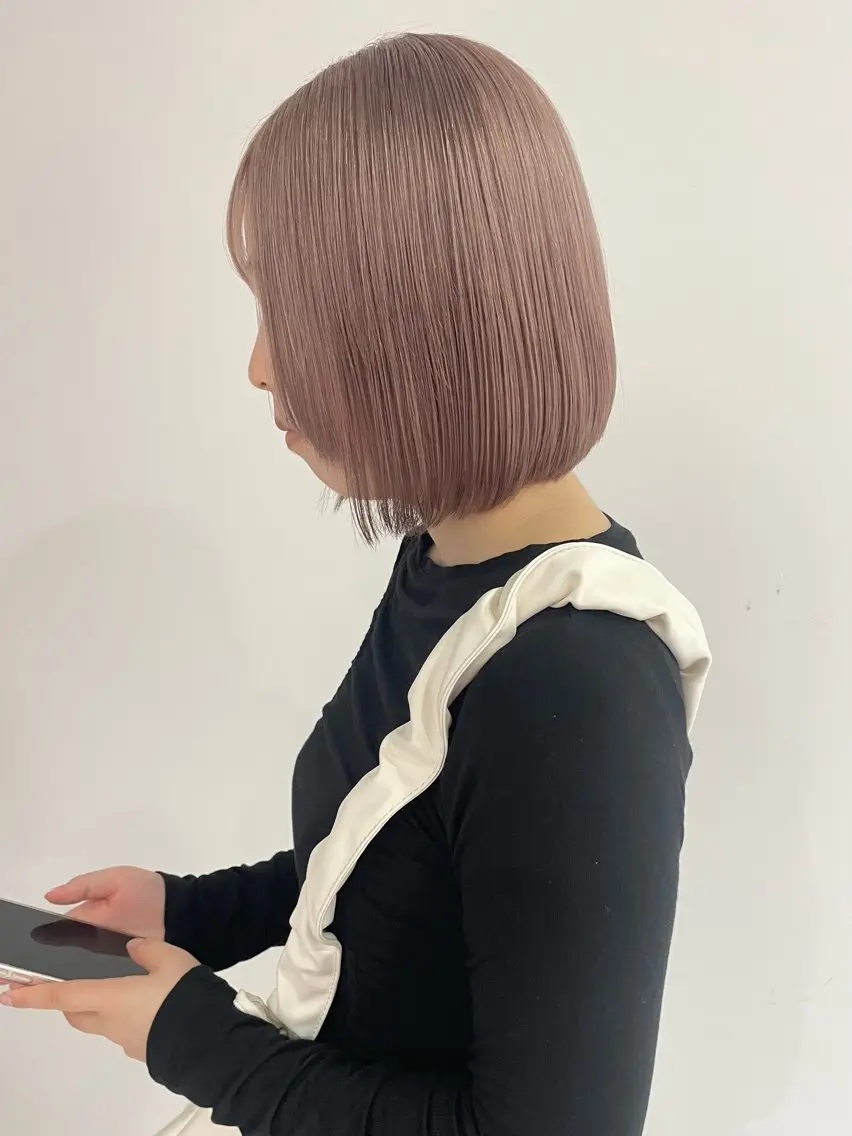 ショート カラー ベージュカラー ブリーチ ミルクティーベージュ ピンクカラー カット ヘアカラー 岩田 萌那のヘアスタイル