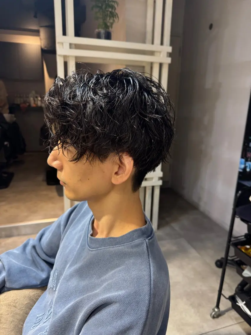 ミディアム パーマ メンズ カット パーマ トリートメント 似合う髪型が 分からない方へのヘアスタイル