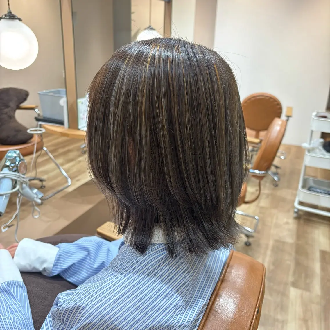 ミディアム ボブレイヤー アッシュ ボブ くびれヘア ハイライト 小西 七菜子のヘアスタイル