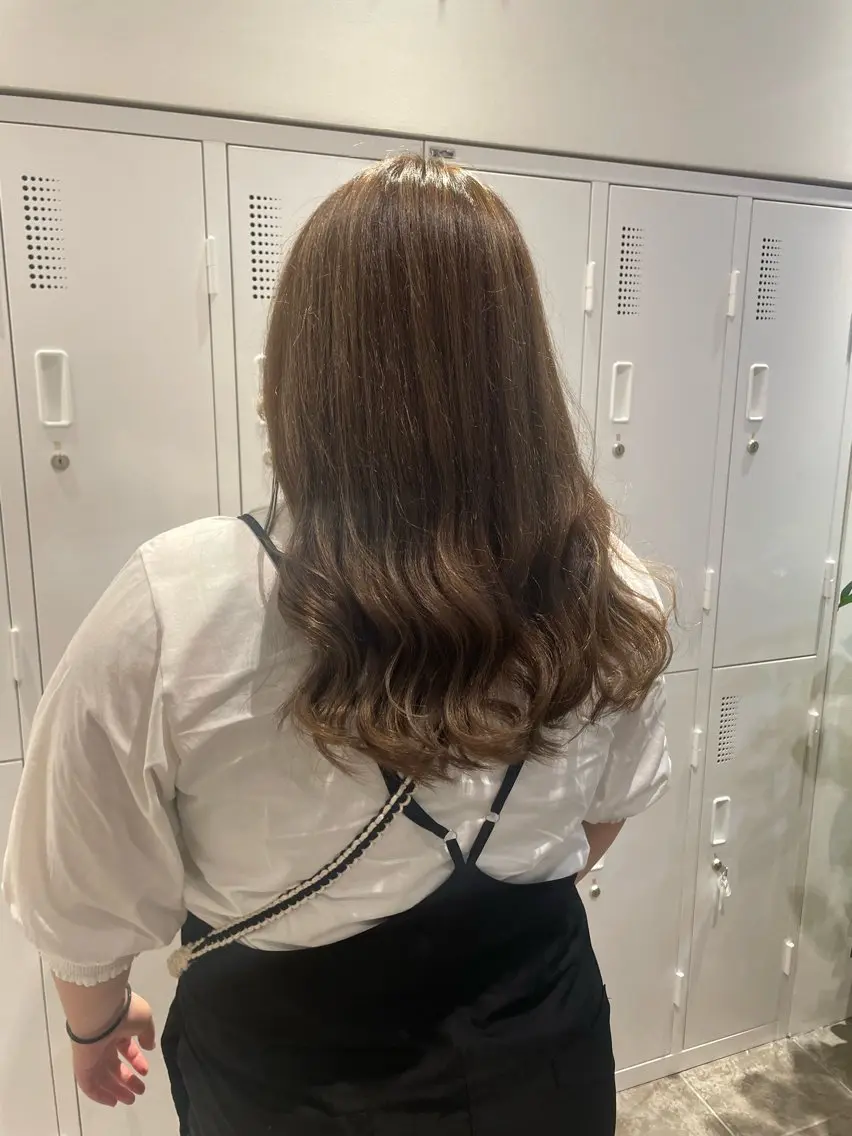 セミロング カラー グレージュ カット ヘアカラー 山本 愛永のヘアスタイル