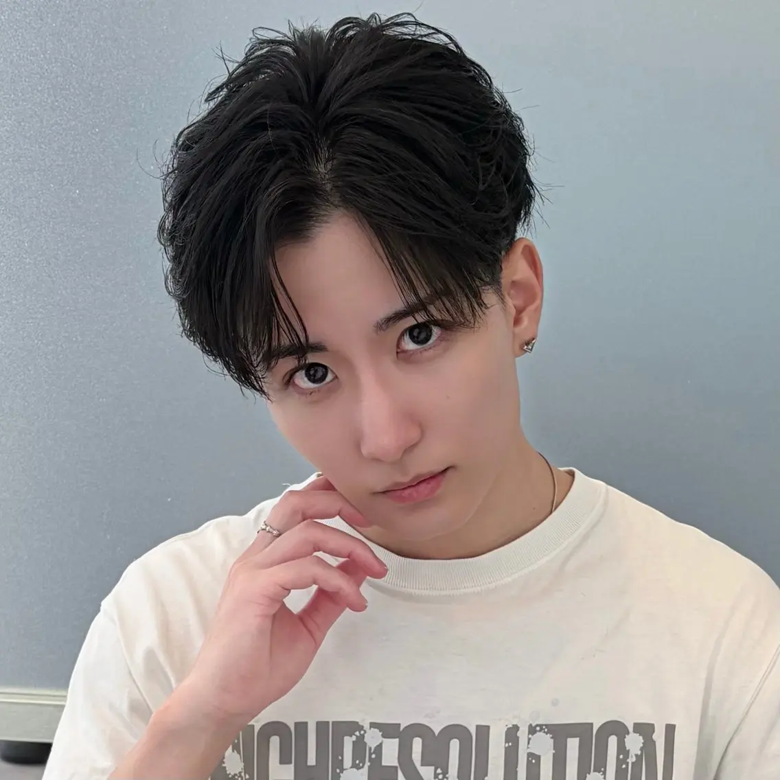 ショート メンズ アップバング センターパート くせ毛 カット 吉井 伸介のヘアスタイル