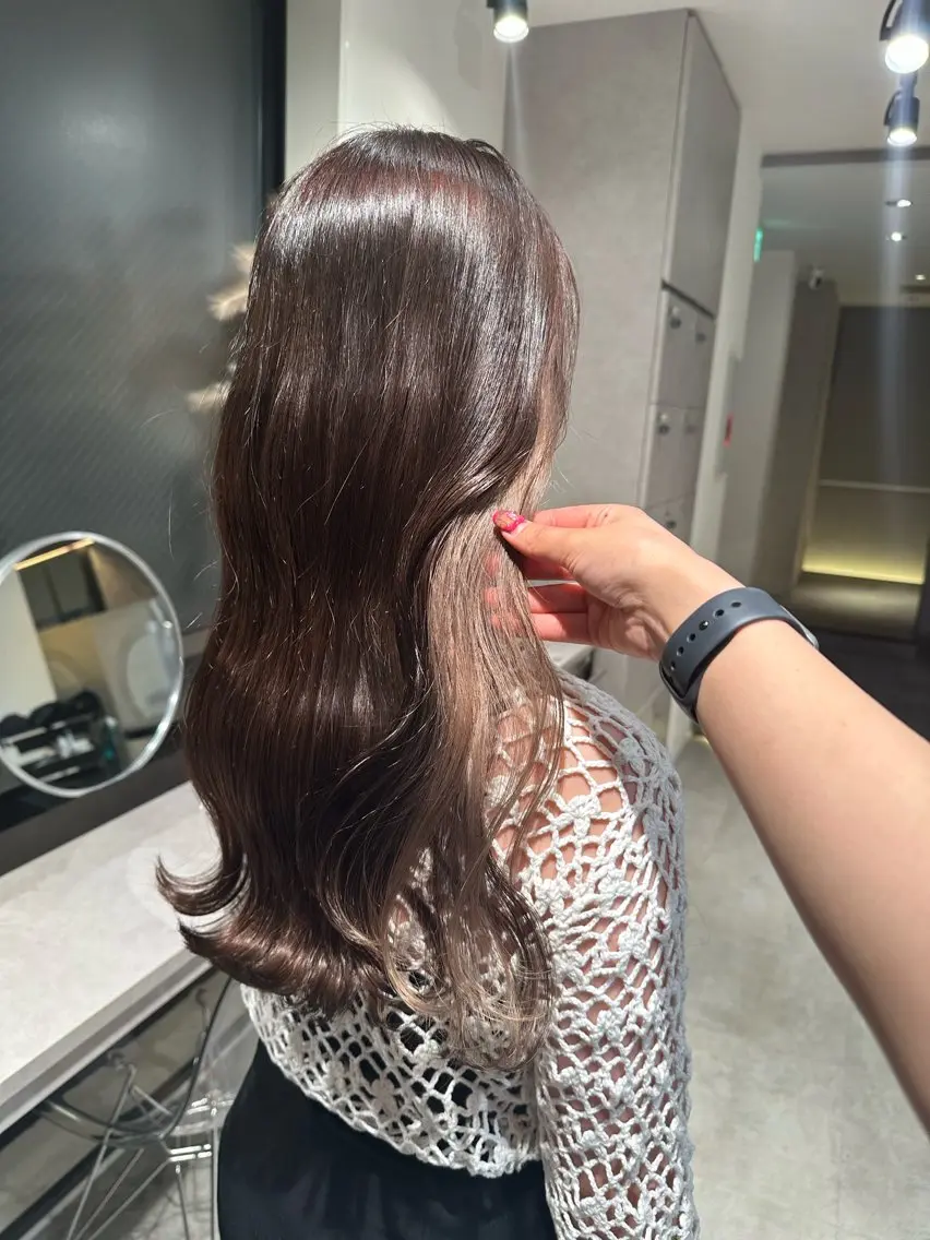 ロング カラー ベージュカラー ブリーチ イヤリングカラー ミルクティーベージュ ブリーチ/ハイトーン 艶カラー/ユリナのヘアスタイル