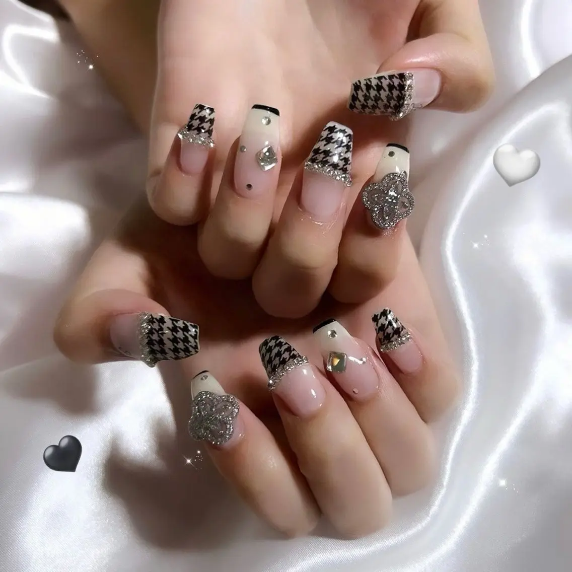 ネイル マグネットネイル ピンク ネイルチップ 冬ネイル クリスマス ハンドネイル Lee Nailsのネイルデザイン