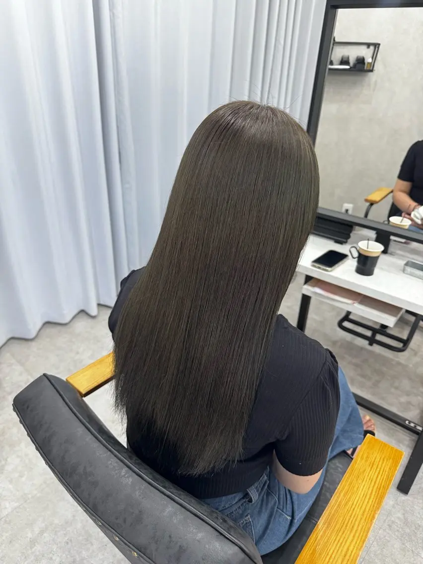 ロング カラー アッシュ アッシュブラウン ベージュカラー 黒髪 ブリーチ カット ヘアカラー トリートメント 赤み無し柔らかカラー 【梅田】madokaのヘアスタイル
