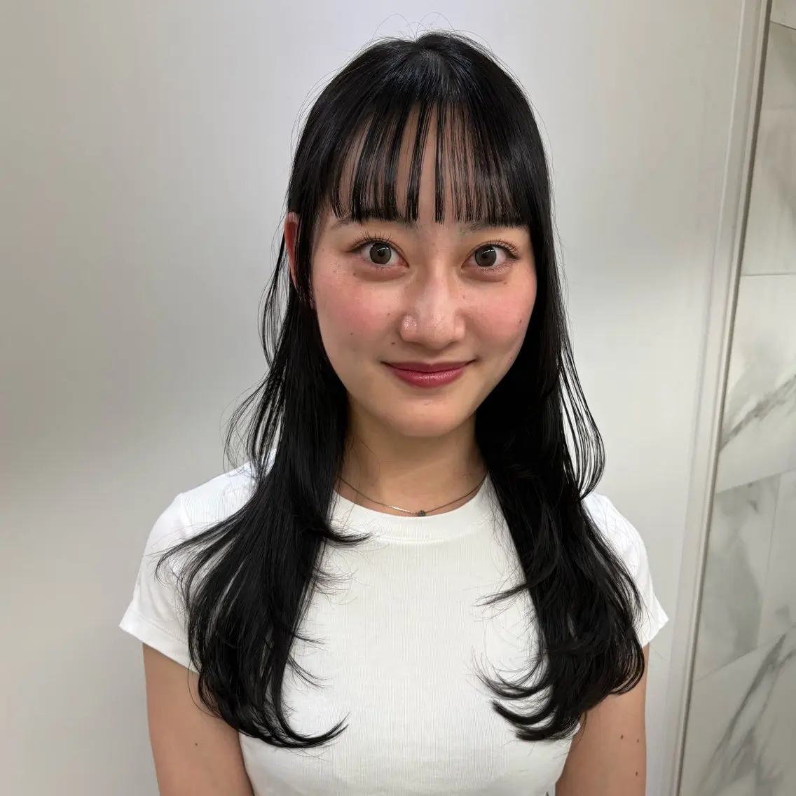 ロング 顔まわりレイヤー ハッシュカット レイヤーカット RIHO顔まわりレイ ヤー×オリーブカラーのヘアスタイル