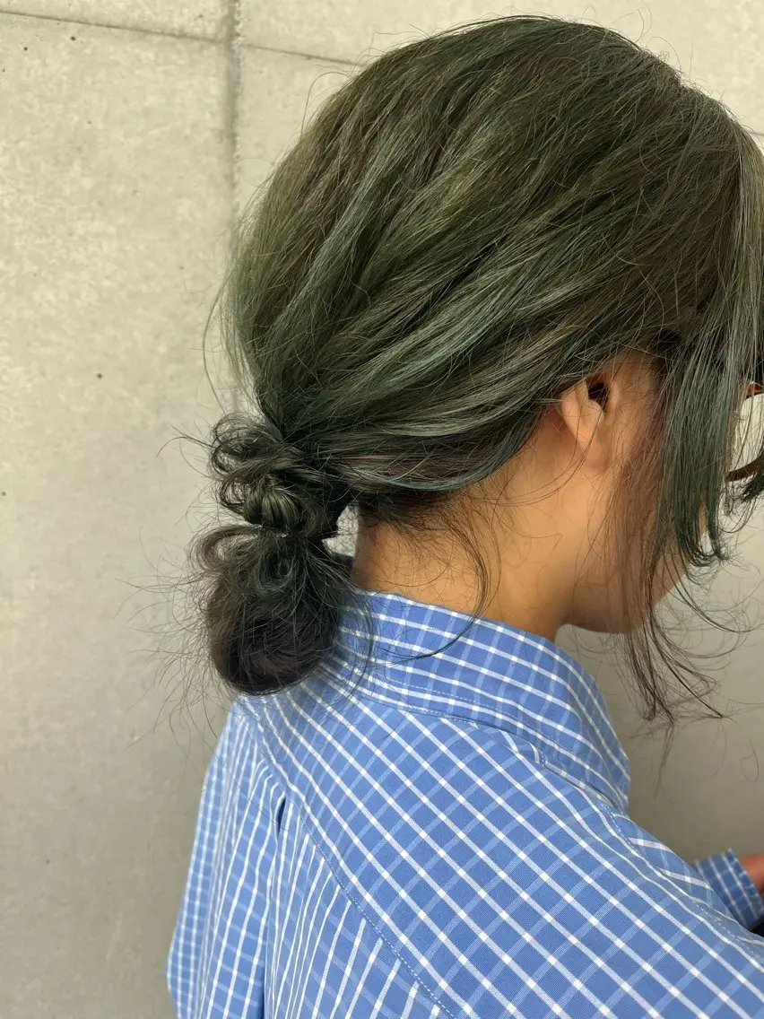 ミディアム ヘアアレンジ ブリーチなしWカラー /地毛風/小林凪沙のヘアスタイル