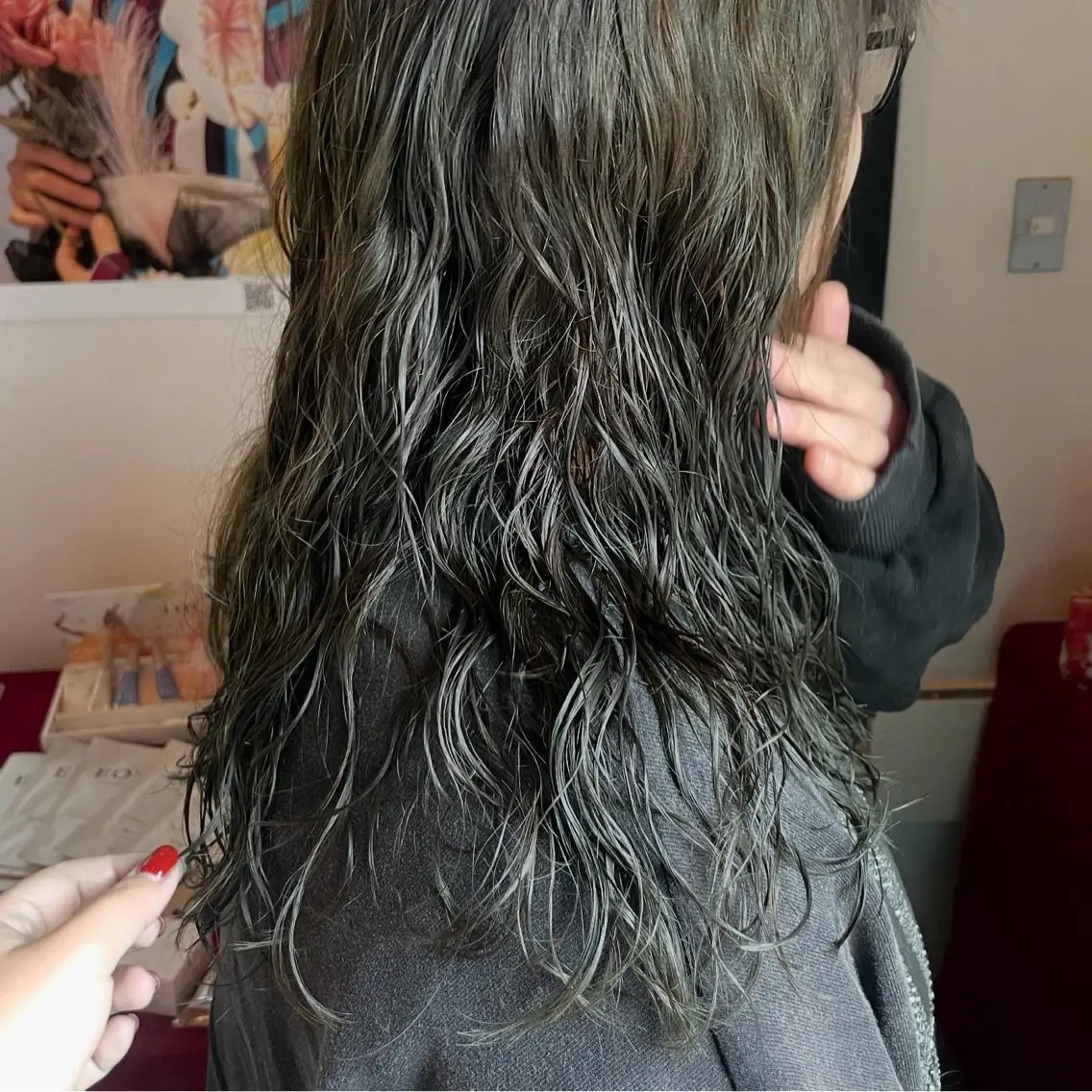 カラー パーマ オリーブカラー デジタルパーマ 桑田 真奈のヘアスタイル