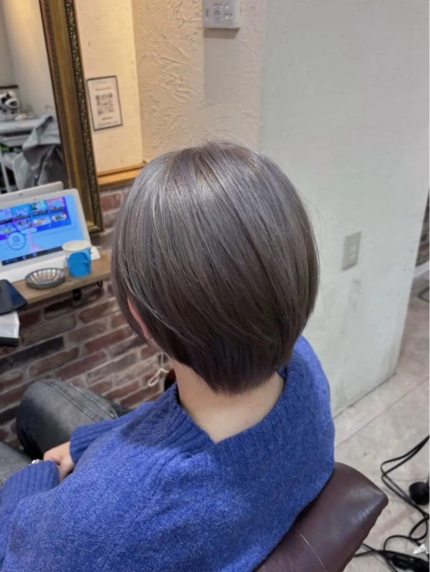 ショート カラー シルバー ヘアカラー トリートメント &.越冨 レイヤー/ 顔周り特化/髪質改善のヘアスタイル