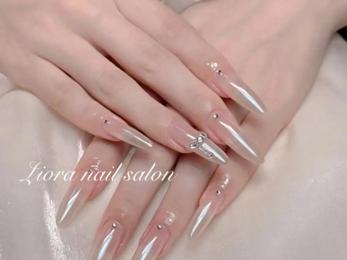 ネイル フレンチネイル ジェルネイル ガーリー グラデーション キラキラネイル ハンドネイル Liora nailのネイルデザイン