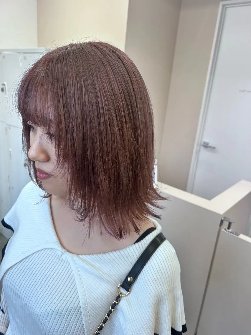 ミディアム カラー ベージュカラー ブリーチ ピンクカラー ピンクベージュ 顔まわりレイヤー カット 縮毛矯正 Nanaha /レイヤーカットのヘアスタイル