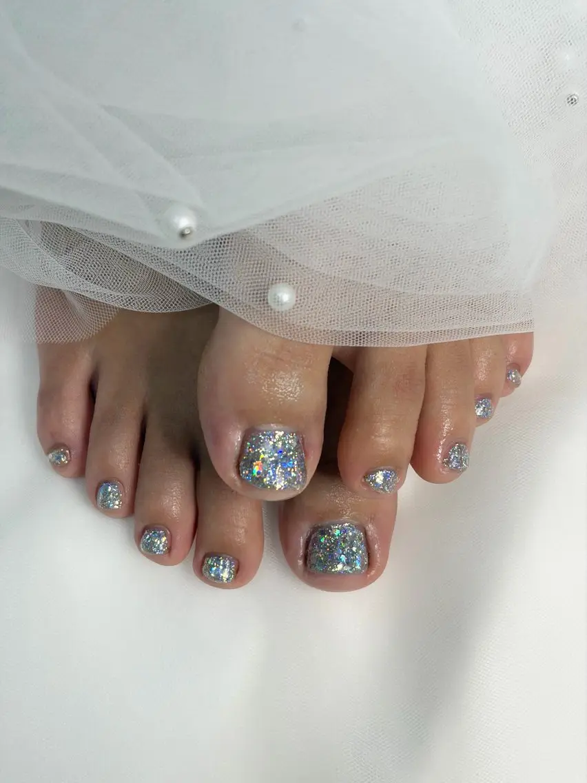 ネイル ブルー フットネイル キラキラネイル ラメ(グリッター) フットネイル iro+ nailのネイルデザイン